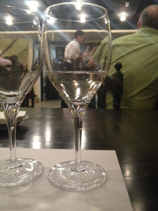 lolitapini's tweet photo. Algarabia uva Chardonnay nueva cosecha #CataLaUnion14 @BodegasMezquita http://t.co/KhuHl10Fah