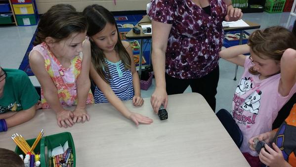 LMESturtles's tweet image. Working w/#modularrobotics.Thank you Aaron + Christie 4 working w/ our Turtles exploring Cubelets! Thanks Lauren B!