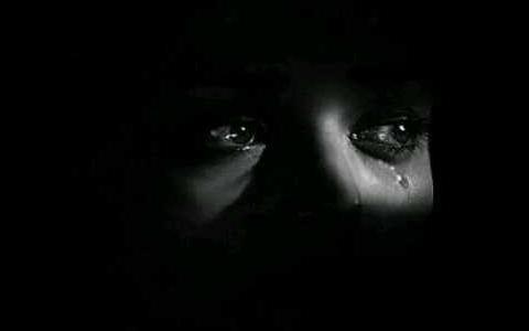 aarr4551's tweet photo. أنَـا فقط أشعرُ بشيءٍ يشبُـه البگاء  حينَ لآ أجدكَ جانبيِ.. http://t.co/qrssGF18J9”