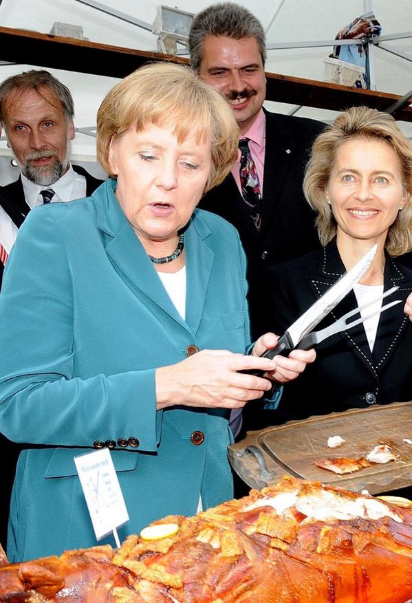 LorenzMaroldt's tweet photo. Also das sieht doch eigentlich ganz ordentlich aus. #Merkel #Kohl #MesserUndGabel #Zitat #Klage http://t.co/RX3UF70Yay