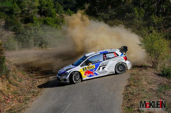 MundoRallyes's tweet photo. Espectacular foto de la librada de Mikkelsen en el @rallyRACC. Por muy poco..#WRC Autor: @colmcklein http://t.co/lKVT6fUrh3
