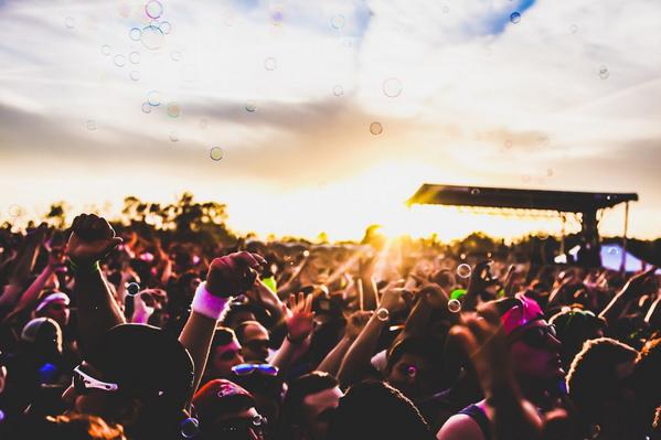jenspace's tweet photo. #tbt to the first festival I shot @BounceMusicFest during @tiesto #dancepartywithbubbles http://t.co/Gxs8gPtFUz