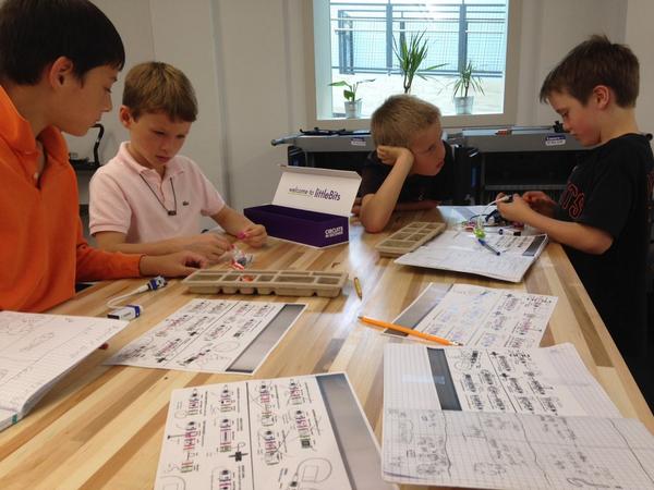 littleBits's tweet photo. RT @mrdejesus4: Making circuits with kits from littleBits #STEM #tsbscience http://t.co/aRizts3NCU