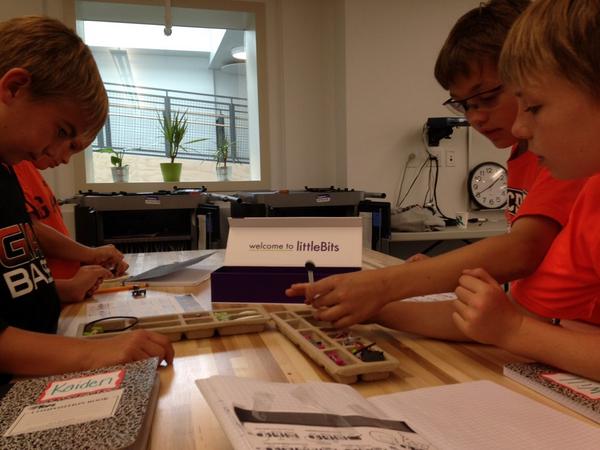 littleBits's tweet photo. RT @mrdejesus4: Making circuits with kits from littleBits #STEM #tsbscience http://t.co/aRizts3NCU