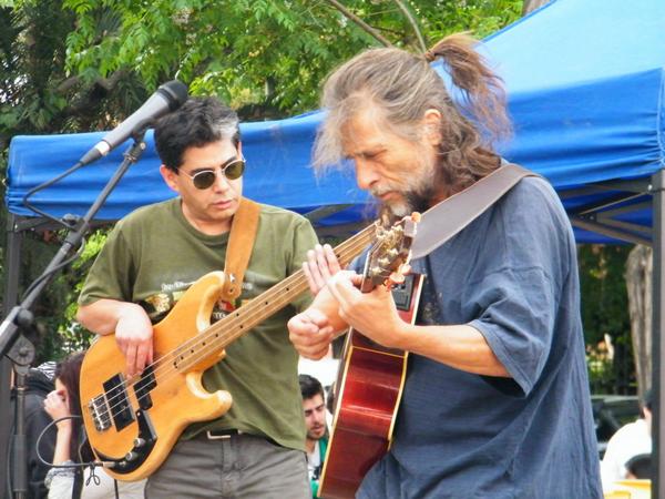 MundoFAU_uchile's tweet photo. Comenzó concierto de cierre de Semana de Arquitectura @CEARQ_Uchile junto a Luis Le-Bert http://t.co/gvLfwfWSQI http://t.co/vtTWNvq4vv