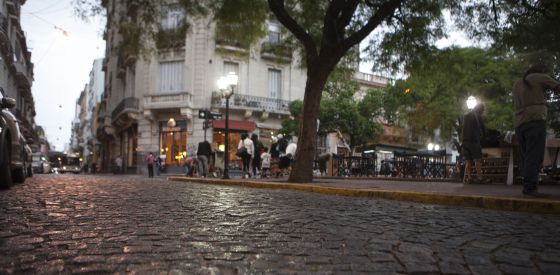el_pais's tweet photo. Buenos Aires busca sus adoquines http://t.co/5gK1f74QLr El número de calles empedradas se reduce a menos de la mitad http://t.co/hATC6rRLOj
