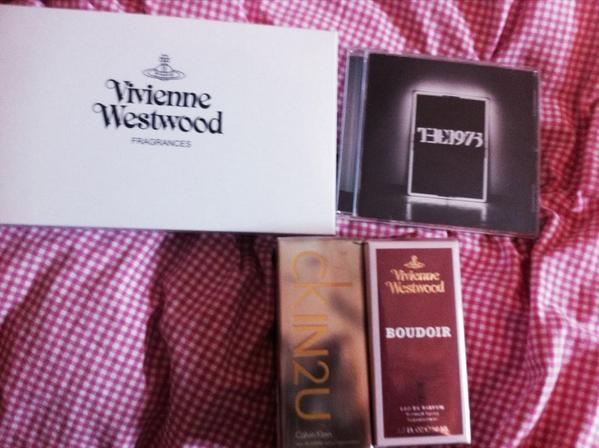 BiancaW_SR's tweet photo. *bueno. Pues ya que esta le da su regalo al James* felicidades jefe sexy¡ #ScreamParty http://t.co/aXYhvzLf4i