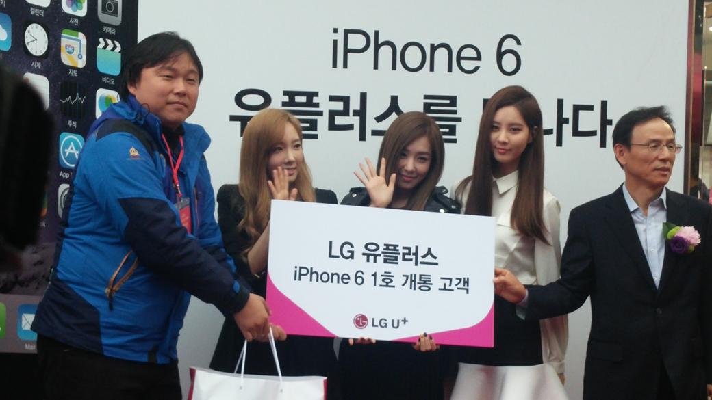 [PIC][31-10-2014]TaeTiSeo tham dự sự kiện "LG U+ iPhone 6 & 6 Plus Launching Fansign" vào sáng sớm nay B1OwMp-CcAA85fV