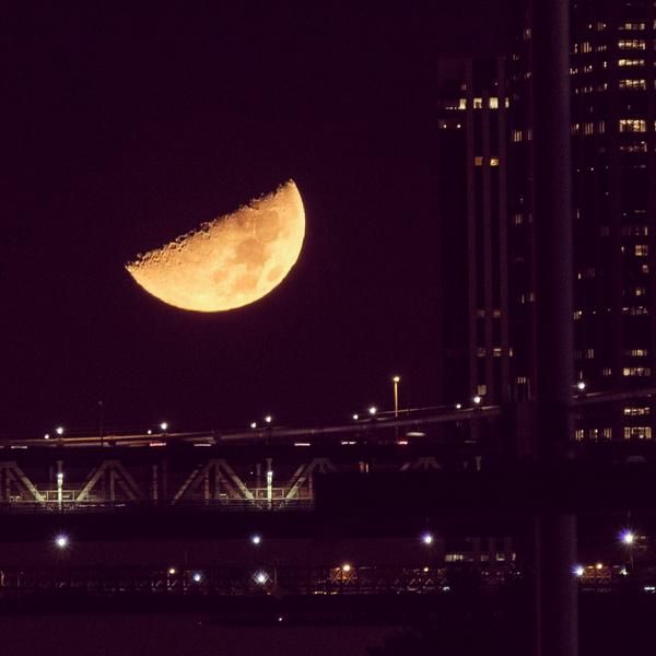 Thematic's tweet photo. Insane moon tonight over #nyc  #halloween #spooky @Gothamist http://t.co/PeqOf9MuD4