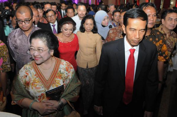 Metro_TV's tweet photo. Kasus Facebook Tukang Sate, Tergantung Maaf Jokowi &amp; Mega http://t.co/1MBxZxFAFV http://t.co/mwsxauGwZC