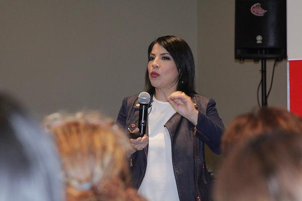 MujeresyPoder_'s tweet photo. Las mujeres no pueden hacer campaña como los hombres deben cambiar el discurso, dice @anavasquezc #mujeresypoder http://t.co/JoEQ6lcND3