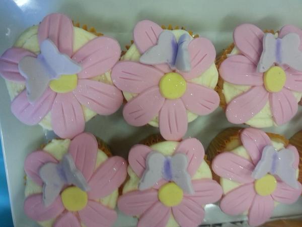 PSGlenwood's tweet photo. What clever parents we have at GPS. These cakes won't last long. #minifete http://t.co/rHYhjwuGMf