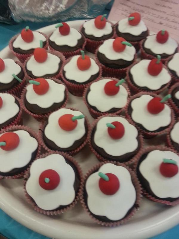 PSGlenwood's tweet photo. What clever parents we have at GPS. These cakes won't last long. #minifete http://t.co/rHYhjwuGMf