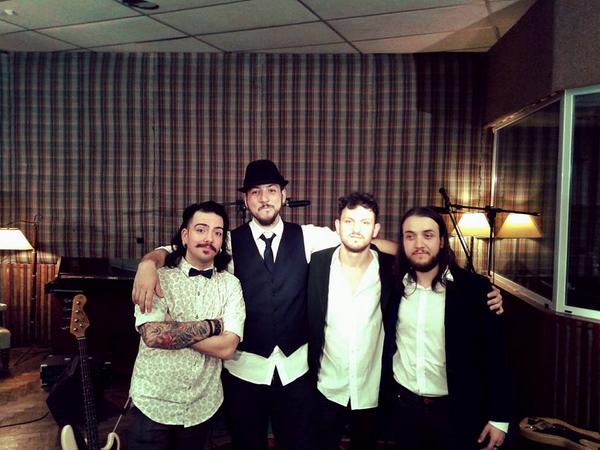 vulv_oficial's tweet photo. Gracias a todos los que nos hicieron el aguante en el recital Online!!
Próximamente todo el material a su disposición http://t.co/0hB32YtMIc