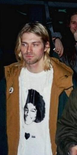 MJJSpace's tweet photo. Kurt Cobain with a 70's Michael Jackson t-shirt . http://t.co/7duTSC8Fio