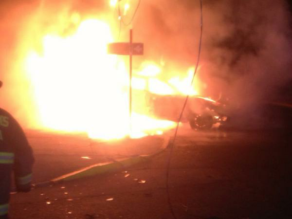 INFORMADORCHILE's tweet photo. AHORA @bomba2cl: Vehículo choca con poste luego se quema en Sucre y José Manuel Infante. http://t.co/NawhbbccnK