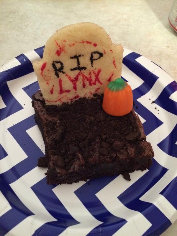 savv_smith's tweet image. Getting into the Halloween Spirit with Graveyard Brownies for the Senior Football guys 💙#HardingStrong @MHALionsLive