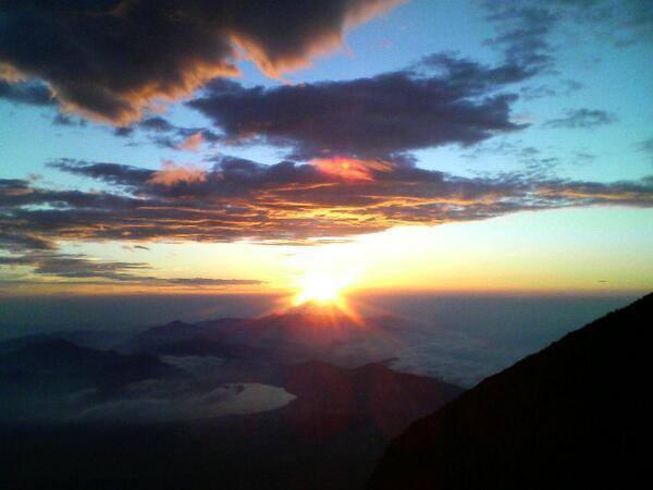 tabi_2018's tweet photo. 富士山頂の御来光【静岡】 https://t.co/79pL7VWdm0 #絶景