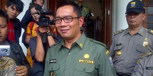 dinaseptiii's tweet photo. "@kompascom: Ridwan Kamil Ikut Komentari Kasus Penghinaan Jokowi http://t.co/V5V1LGdI1R http://t.co/S3eVncSTBl"mantap pak
