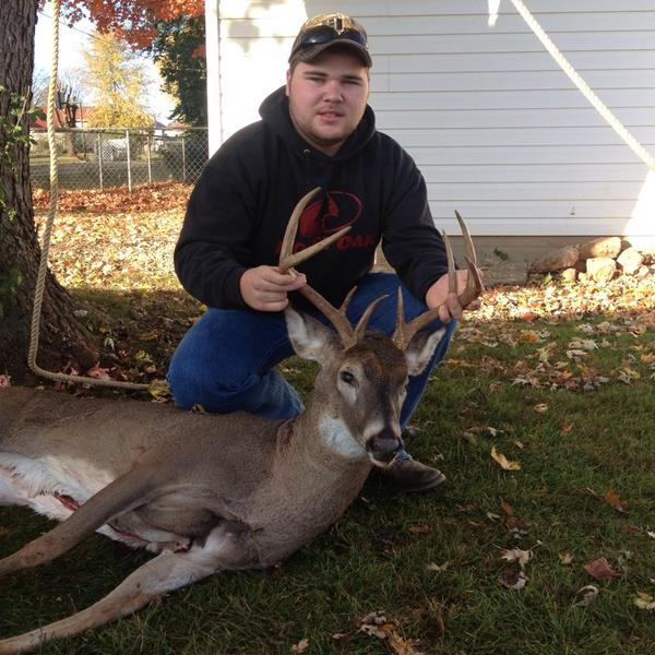 ShowMeOutdoors's tweet photo. Here's a better picture of @_brandonhale and his buck from last night #huntRAW #BowMadness http://t.co/2kIotkwxKz