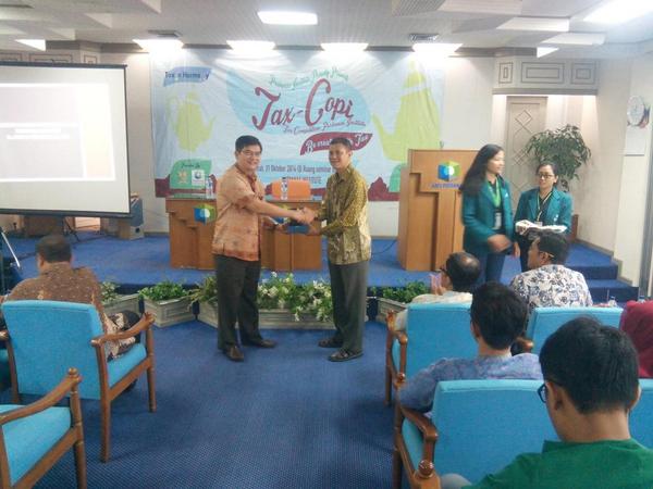 Pertukaran plakat dari Tax Center Perbanas Institute untuk Direktorat Jenderal Pajak Kanwil Jakarta Selatan #TAXCOPI