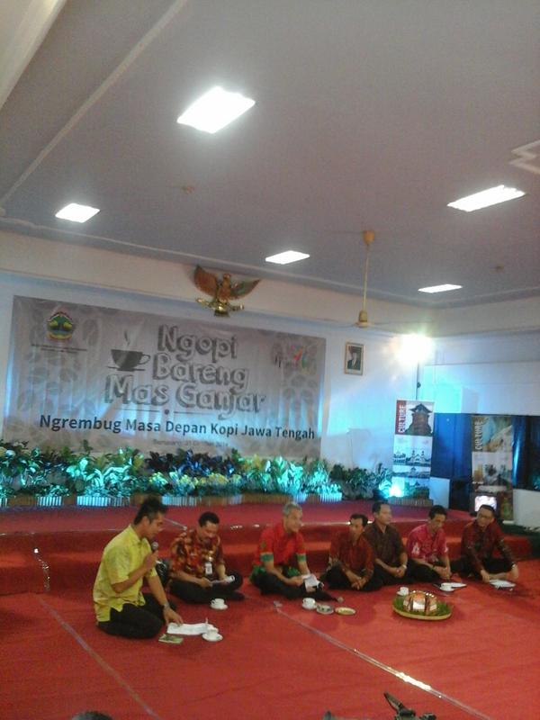 sebanyak 25 peserta petani kopi curhat dengan bapak gubernur perihal masa depan kopi jawa tengah....,ada komentar?
