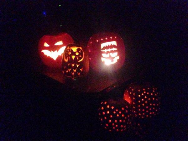IMShaneJones's tweet photo. The Jones Family Jack O'lanterns are ready! #HappyHalloween #HolyPumpkins #BatmanPumpkin #OwlPumpkin #Frankenpumpkin http://t.co/IfujQMZxsd
