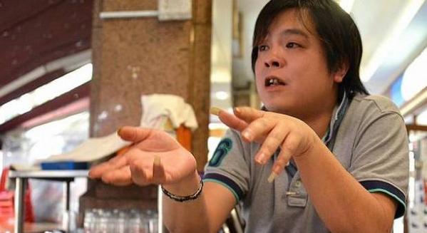 yomanhee's tweet image. His thumb &amp;amp; pinky nails ~_~ Ewwwww! Hate guys with nails that long. Damn revolting! ow.ly/DB47Q  #simlim