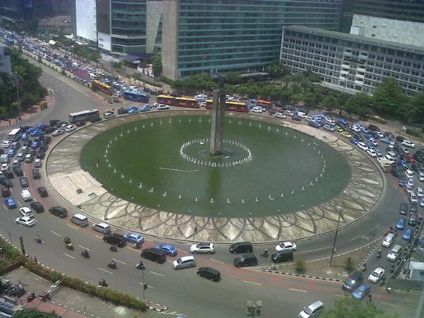 Sultanviant's tweet photo. Macet di sekitar bunderan HI ...akibat masa berunjuk ras di DUBES jepang ..lalin tersendat http://t.co/XMEasQBnLR