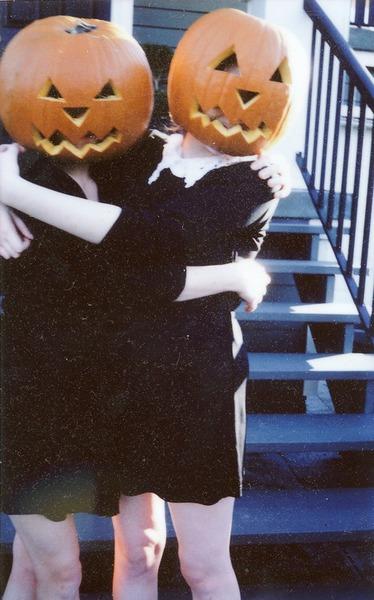 bestiesgoals's tweet photo. Make plans for halloween👅🎃 best friends goals. http://t.co/jYIyPcjLhC