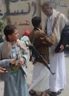 HW22h's tweet photo. هل تعتقد عند بلوغه العشرين أنه سيقف في طابور الاقتراع ليمارس الديمقراطية أو أن هذا السلاح لا ينزعه  منه إلا الموت http://t.co/lherhNKfS7