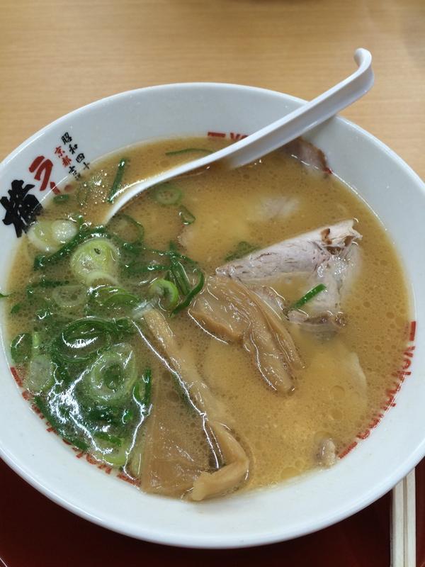 ট ইট র ラーサー 三重大学ラーメンサークル 横綱 鈴鹿 ラーメン 並 650円 10月14日にオープンしたお店 三重では 川越と鈴鹿にしかありません 平日22時半に行きましたが 並んでいました スープは 豚骨醤油 くどくなかったです ネギ入れ放題は ネギ好き