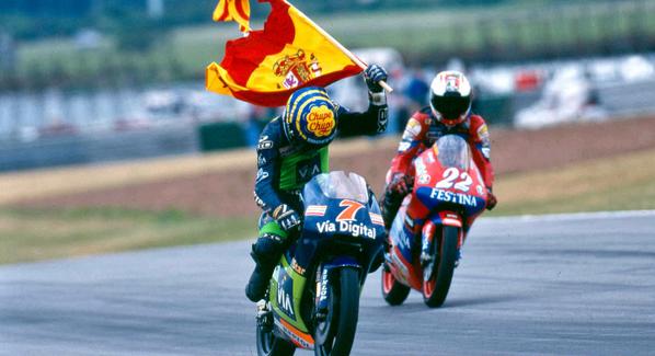 #HoyHace 15 años en Argentina, Emilio Alzamora se proclamó campeón del mundo de 125cc... ¡Por un punto! Qué grande.