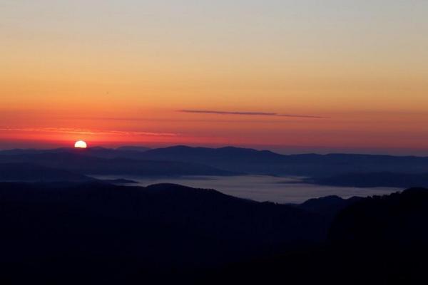 hoodoooMAC's tweet photo. RT @mikeseidel: #sunrise w/valley fog over Blue Ridge Mts south of #AVL via Rod Apple.Snow capped Mts Sat http://t.co/NxEeAGxJIy