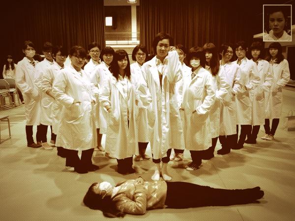 senachum's tweet photo. 今年のハロウィンコスプレはとってもしゅーる
白い巨塔です。
#Naracolle #Halloween http://t.co/uUWMIVZXVy