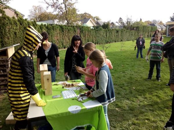 Samen met Majo de bij een bijenhotel maken op basisschool de Doorkijk in Kerkrade. Zoem zoem @IVNLimburg