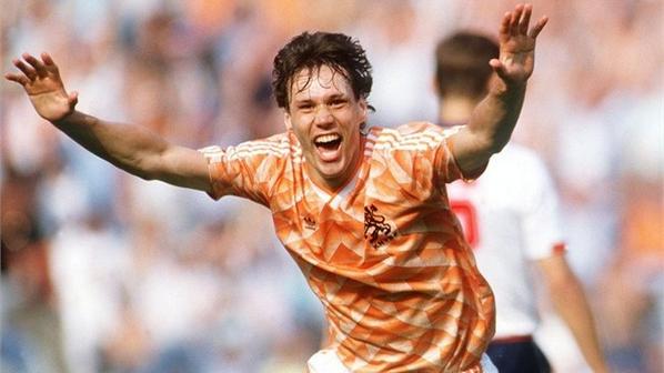 fifacom_pt's tweet photo. #ClassicFIFA Van Basten celebra o 50º aniversário. Recorde a carreira do astro holandês: http://t.co/FmSIfhb8dE http://t.co/7b93E3eMgD