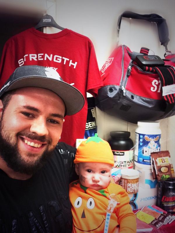 BeMoreBeast's tweet photo. Had to enter this #wicked #competition with my little pumpkin @CARDIFFSPORTSNU #TeamCSN #Halloween #CSNHalloween http://t.co/L6ZuVuOPf5