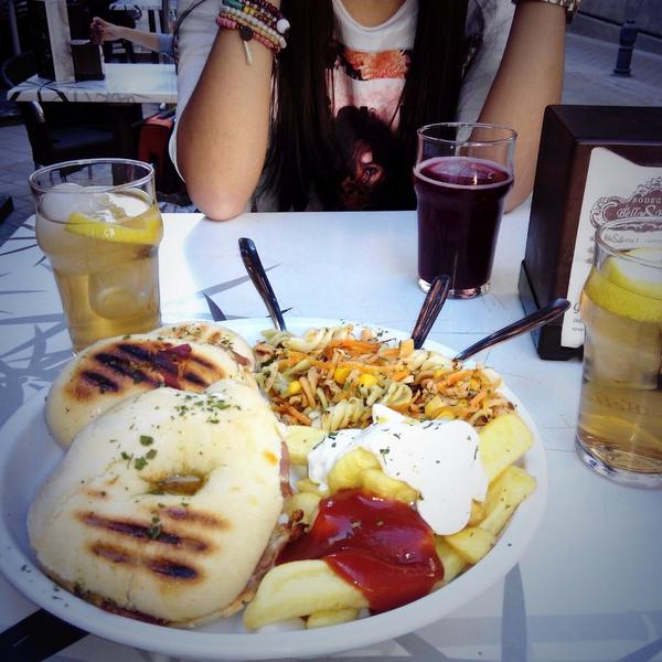 Silvia_lm7's tweet photo. Tapitas por Granada @Carolinabauti @Claugeme http://t.co/v7JPolKj8Z