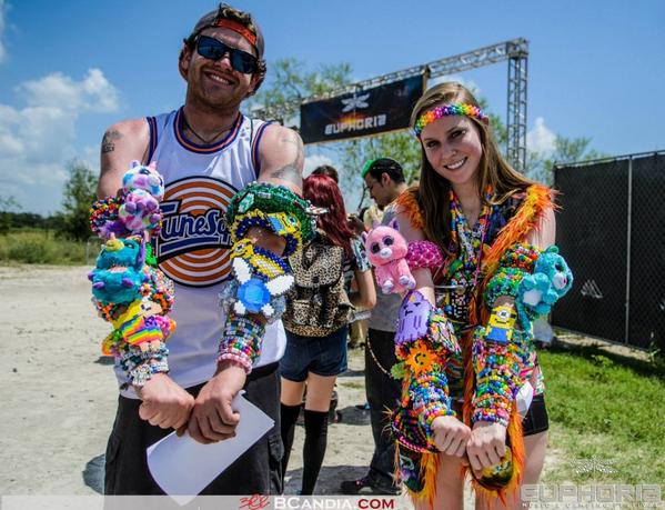 6lyssai's tweet photo. Soo much #plur ! #PLURNATION #kandikid #kandi #edm #emcf14 http://t.co/wp4sYR1JFc