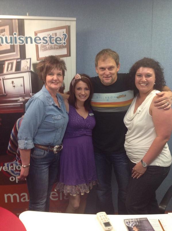 #SteveToeka3 - <a href="/steve_hofmeyr/">Steve Hofmeyr</a> saam met <a href="/Su_anMuller/">Su-an Muller-Marais</a> en #Elmien en #Linda in die ateljee <a href="/maroelamedia/">Maroela Media</a>