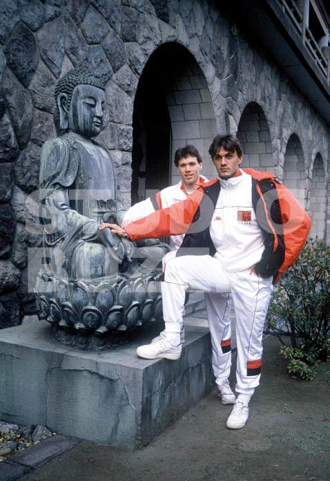 MaldiniNews's tweet photo. Happy Birthday Marco Van Basten! Here's a picture with Maldini in Tokyo (1989). #mvb50 http://t.co/RsXIumE49Z