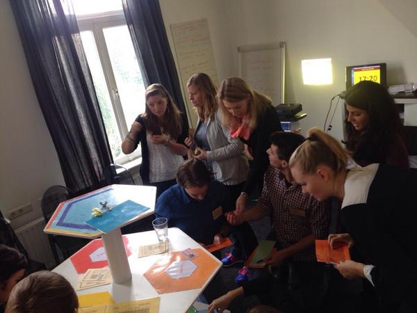 Trainees bezig met #spelsimulatie #Hexagon. Wie gaat winnen ;-)? Met <a href="/Samenspraak/">Samenspraak Advies</a>