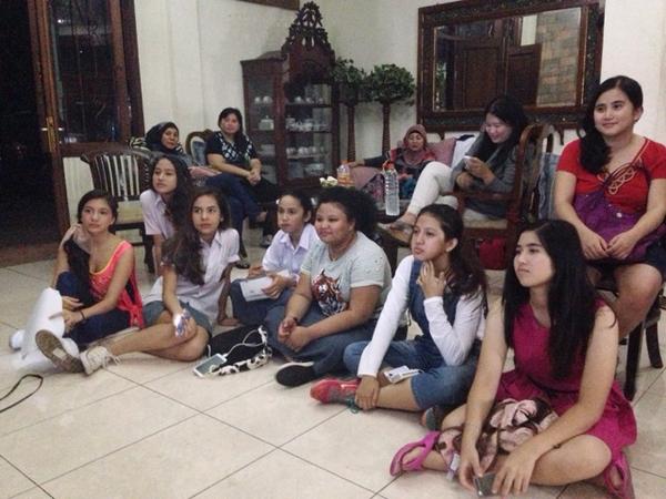 Selalu nobar #JilbabInLove di lokasi shooting :) <a href="/salshaabilaa/">salshabilla adriani✨🌙</a> <a href="/steffizmr15/">Stefhanie Zamora</a> <a href="/cassandrasleee/">Cassandra Sheryl Lee</a> <a href="/maynuriza/">Maynuriza</a> <a href="/syifaasavr/">Cisomang Project</a>