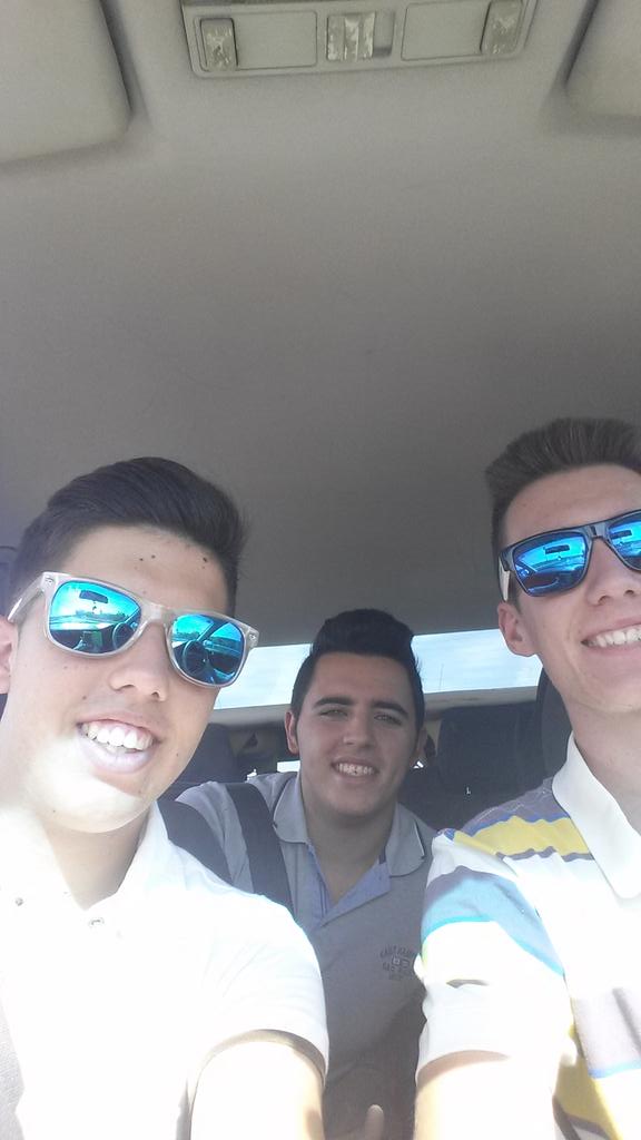 antoniogv95's tweet photo. Empieza nuestro gran findee, nos vamos pal rocio !! @chingaxucena #morito http://t.co/13Zkwe71cI