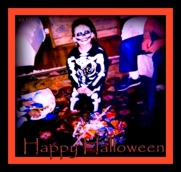 RKMovieNews's tweet photo. HAPPY HALLOWEEN my lovely Kristen fans... may you have all Treats and no Tricks today! #CandyZone http://t.co/ZEzKZdDcoE