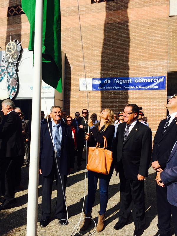 COACGI's tweet photo. Hissada de la bandera col.legial @firadegirona #DiaAgentComercial, amb la col.legiacio i les institucions gironines http://t.co/0G2cUkzMg1