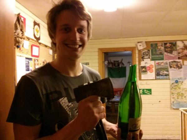 NeptunNajaderna's tweet photo. Så här öppnar vi läskflaskor i scouterna! #sabrering #användyxa #donottrythisathome http://t.co/AJy7JmfgxQ
