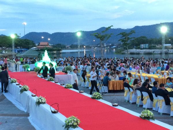 iPattt's tweet photo. งานแต่งขนาด 5000 คน ที่สมุย มี Drone บินถ่ายทอดสด เวทีระดับ Jazz Fest ลำโพง 40+ตัว คุณลิฟต์เป็นพิธีกร http://t.co/8QmcABCYd5