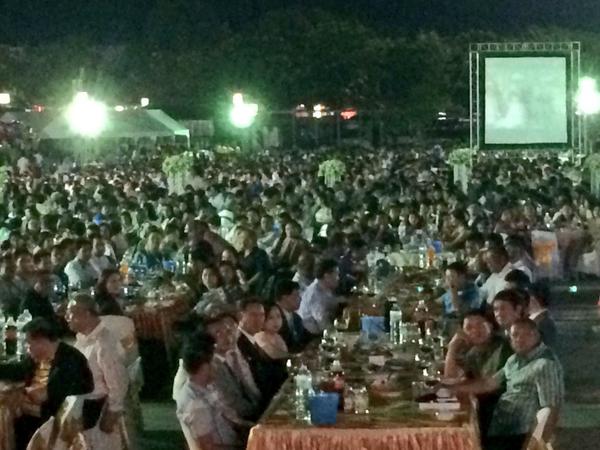 iPattt's tweet photo. งานแต่งขนาด 5000 คน ที่สมุย มี Drone บินถ่ายทอดสด เวทีระดับ Jazz Fest ลำโพง 40+ตัว คุณลิฟต์เป็นพิธีกร http://t.co/8QmcABCYd5